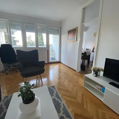 2 Bedroom Apartment/parking/market 아파트 *