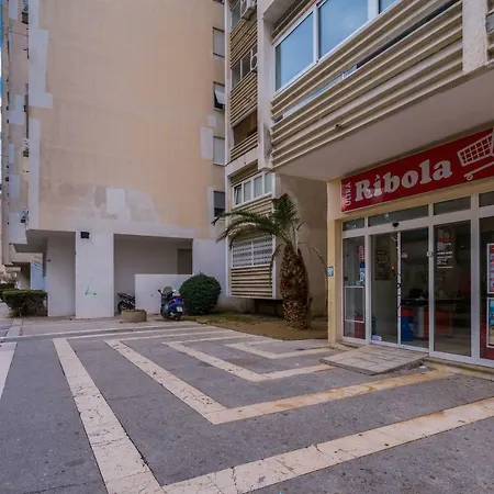 2 Bedroom Apartment/parking/market 아파트