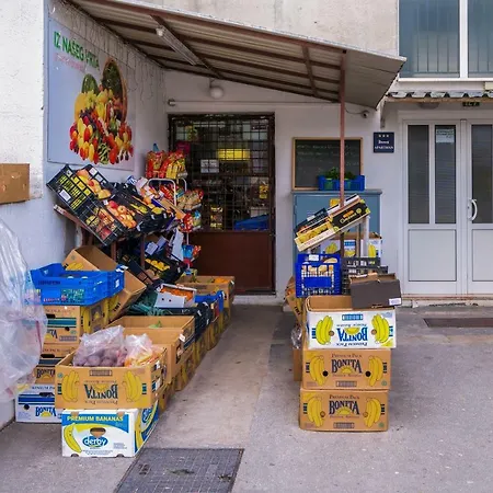2 Bedroom Apartment/parking/market * Split