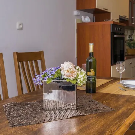 2 Bedroom Apartment/parking/market Apartament