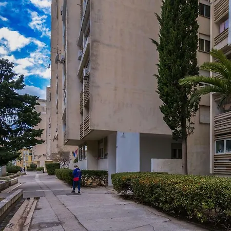 Apartament 2 Bedroom Apartment/parking/market Split
