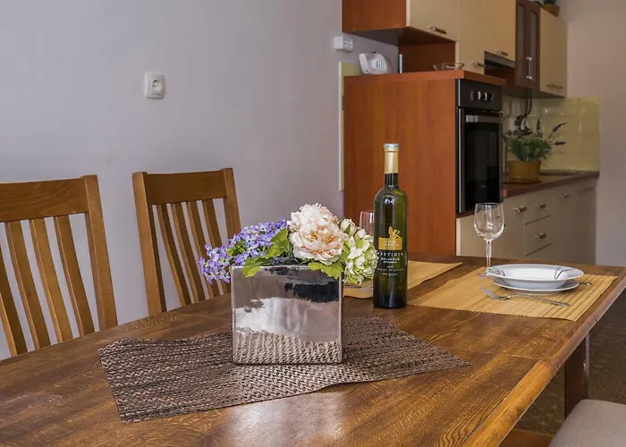 2 Bedroom Apartment/parking/market Apartament
