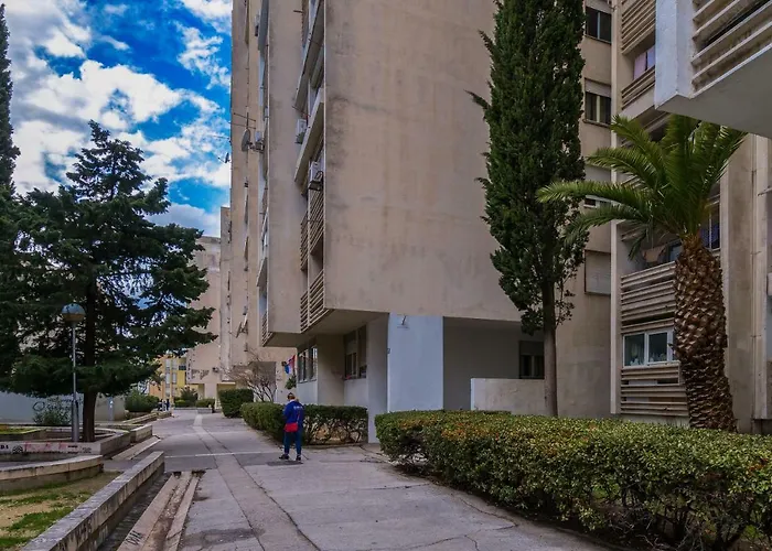 Apartament 2 Bedroom Apartment/parking/market Split