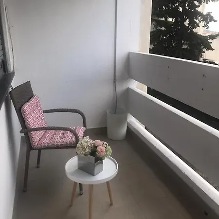 2 Bedroom Apartment/parking/market Apartment Split