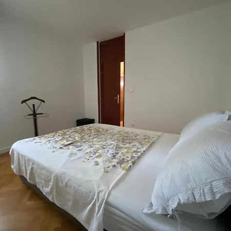 Apartment 2 Bedroom Apartment/parking/market