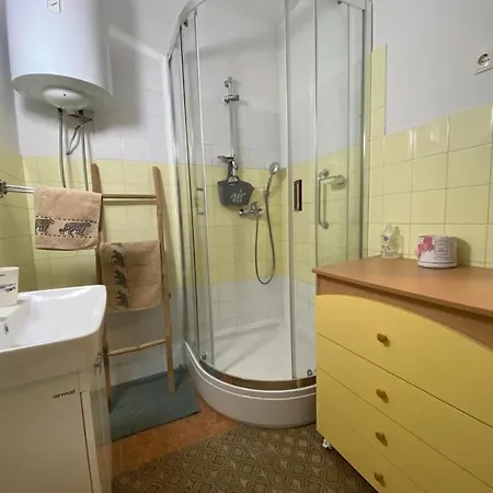 2 Bedroom Apartment/parking/market * Split