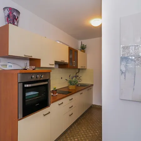 Apartment 2 Bedroom Apartment/parking/market Split