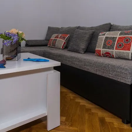 2 Bedroom Apartment/parking/market * Split