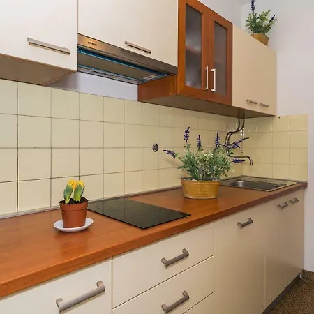 Apartment 2 Bedroom Apartment/parking/market *