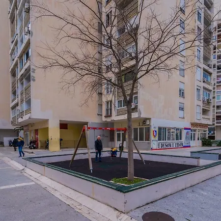 2 Bedroom Apartment/parking/market Apartment Split