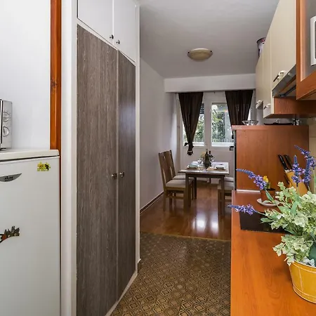 2 Bedroom Apartment/parking/market Apartment Split
